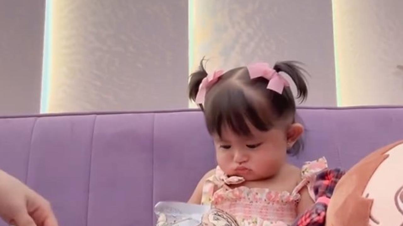 Dan akhirnya, Dek Cunda mendapatkan boneka labubu yang segera menarik perhatian sepenuhnya, membuatnya terpikat dengan mainan viral ini.<br>