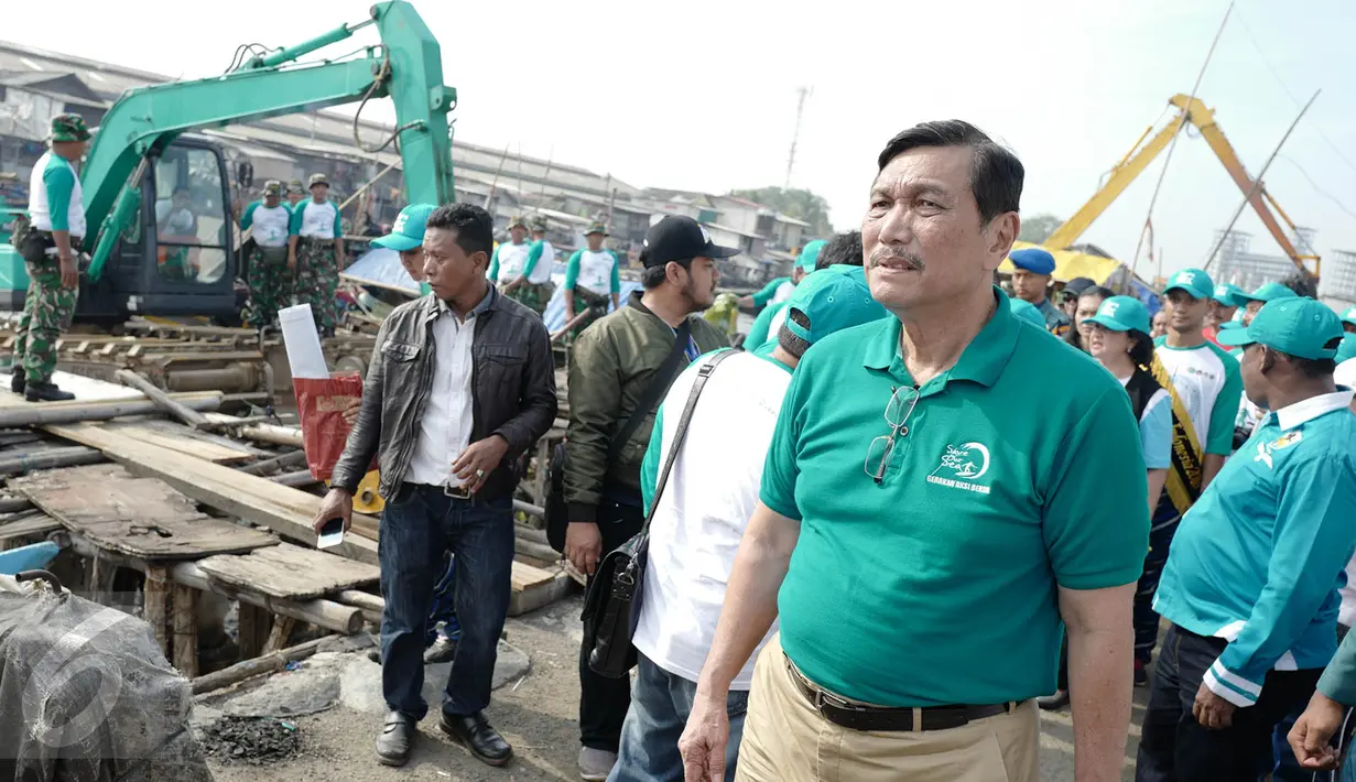 Menteri Koordinator Bidang Kemaritiman Luhut Binsar Panjaitan melakukan pengecekan sampah di kawasan pesisir Cilincing, Jakarta Utara, Sabtu (6/4). (Liputan6.com/Immanuel Antonius)