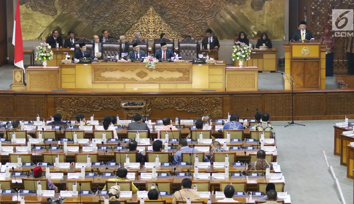Suasana saat Ketua DPR RI  Bambang Soesatyo memberikan pidato pertama usai dilantik menjadi ketua DPR RI di DPR RI, Jakarta, Senin (15/1). (Liputan6.com/Angga Yuniar)