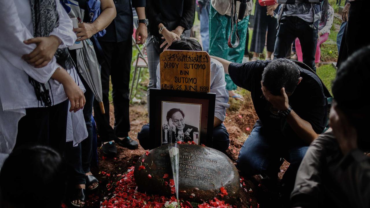 Pemakaman Deddy Sutomo (Liputan6.com/ Faizal Fanani)