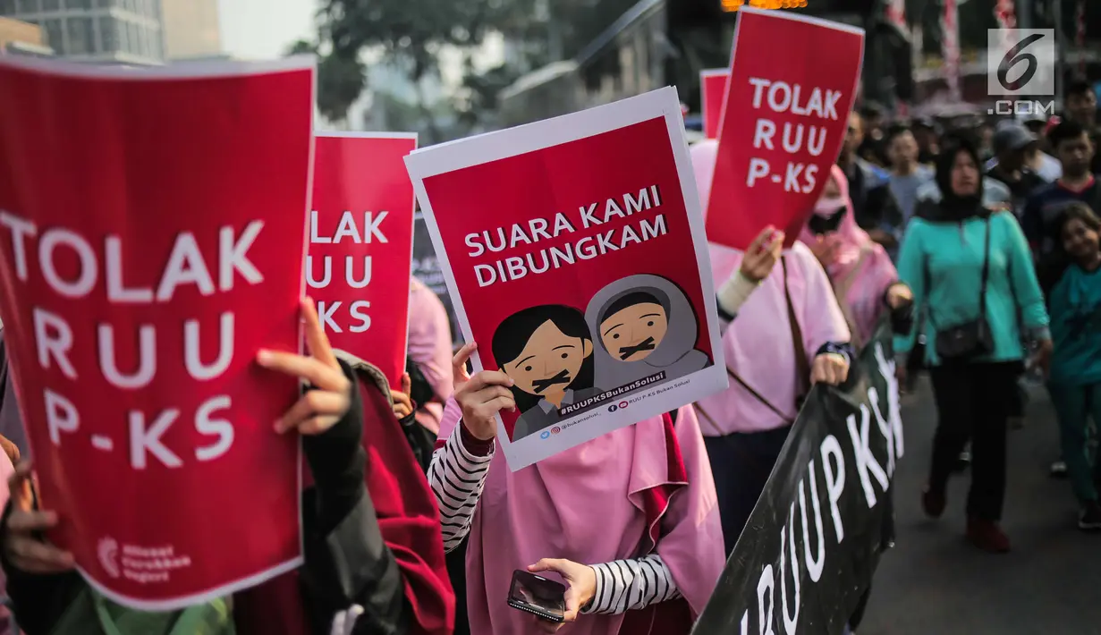 Aktivis Aliansi Gerakan Peduli Perempuan membawa spanduk berisi penolakan terhadap RUU Penghapusan Kekerasan Seksual (PKS) saat CFD di Bundaran HI, Jakarta, Minggu (14/7/2019). RUU PKS dianggap masih bermakna rancu terkait budaya, agama, dan norma sosial di masyarakat. (Liputan6.com/Faizal Fanani)
