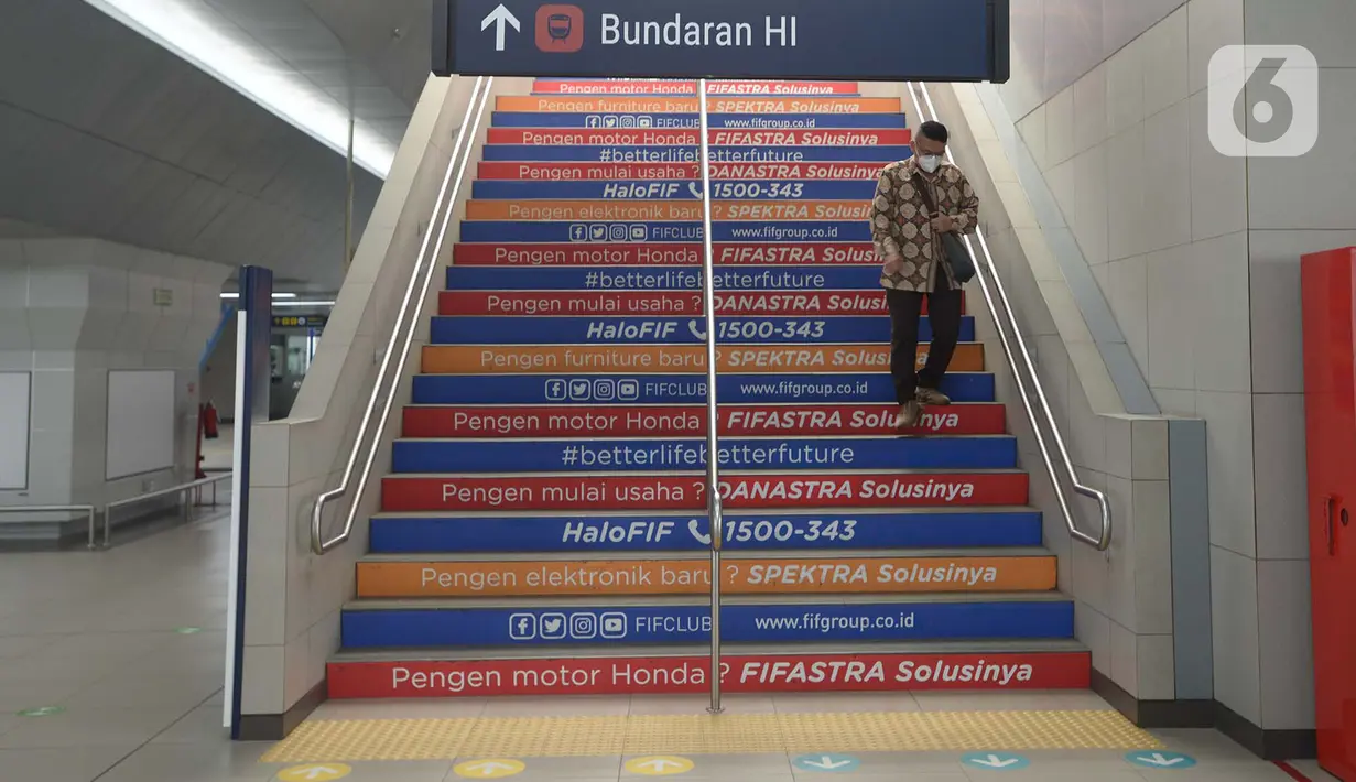 Penumpang menuruni tangga menuju stasiun MRT Bundaran HI, Jakarta, Rabu (14/10/2020). Setelah menghentikan layanan operasional karena unjuk rasa, PT MRT Jakarta pada hari ini, Rabu (13/10), kembali beroperasi secara normal. (merdeka.com/Imam Buhori)