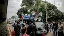 Petugas kepolisian yang berjaga memberhentikan mobil komando aksi di sekitar Gedung DPR, Jakarta, Jumat (14/8/2020). Polda Metro Jaya melarang adanya unjuk rasa di depan Gedung DPR/MPR yang bertepatan dengan sidang tahunan sekaligus pidato kenegaraan Presiden Jokowi. (Liputan6.com/Faizal Fanani)