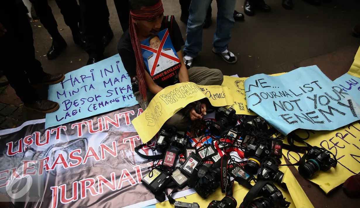 Jurnalis dari Ikatan Jurnalis Lintas Media, Pewarta Foto Indonesia Jakarta dan Lensa Pusat gelar aksi solidaritas terhadap korban pemukulan jurnalis oleh oknum TNI AU di Medan, di depan Kantor Menkopolhukam, Jakarta, (25/8).  (Liputan6.com/Faizal Fanani)