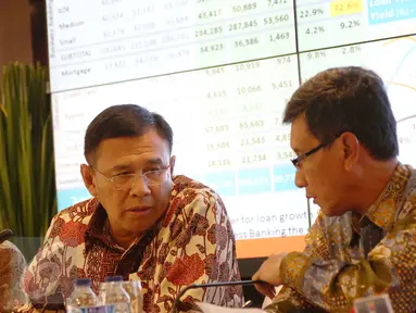 Dirut BNI Achmad Baiquni (kiri) didampingi Wakil Dirut BNI Herry Sidharta berbincang sebelum memberikan keterangan terkait kinerja Bank BNI Kuartal I tahun 2017 di Jakarta, Rabu (12/4). (Liputan6.com/Angga Yuniar)