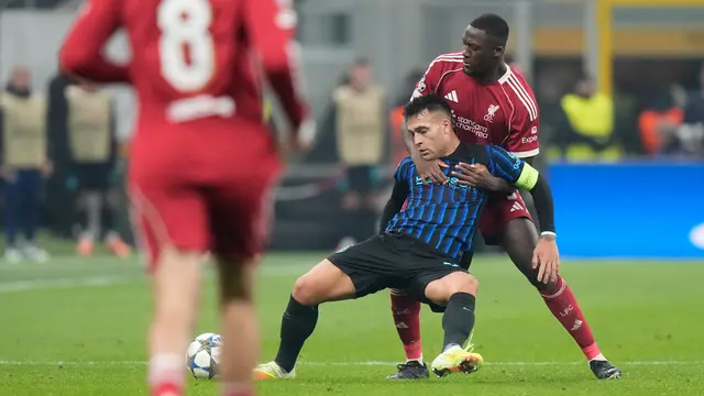 Pemain Liverpool, Ibrahima Konate, melanggar pemain Inter Milan, Lautaro Martinez