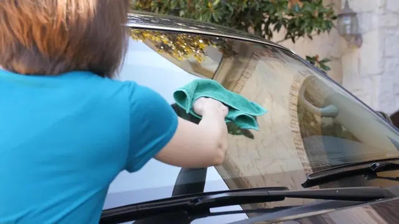 Jangan Sering-Sering Poles Kaca Mobil, Hati-Hati Efek Bahayanya