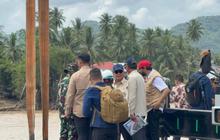 Dari Tepi Sungai, Prabowo Cek Pembangunan Jembatan Bailey di Bireuen Rusak Dihantam Banjir