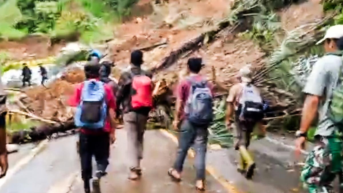 Perjuangan Warga Aceh Menembus Zona Longsor Demi Bertemu Buah Hati  