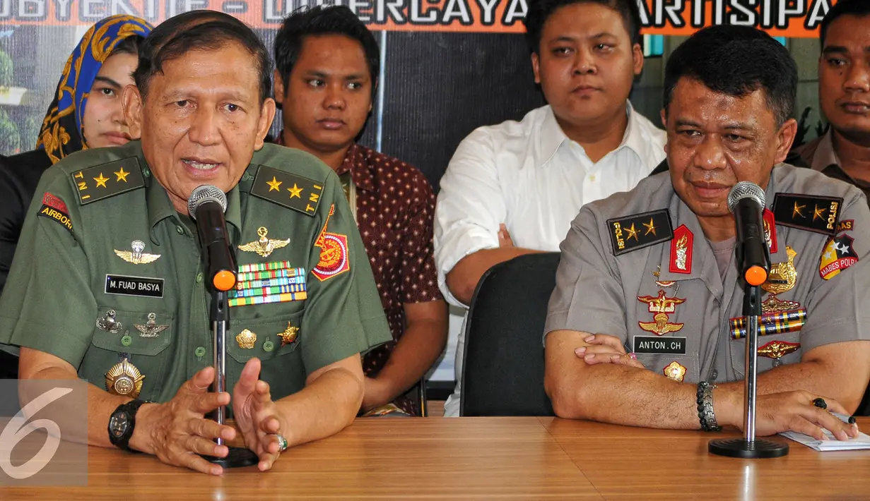 Kapuspen TNI Mayjend Fuad Basya (kiri) memberikan keterangan terkait insiden kerusuhan di Tolikara, Papua, Mabes Polri, Jakarta, Rabu (22/7/2015). TNI dan Polri menegaskan insiden Tolikara merupakan perbuatan kriminal. (Liputan6.com/Yoppy Renato)