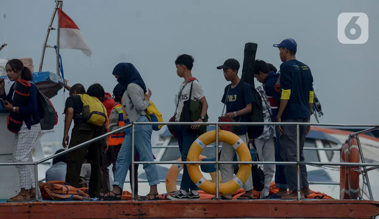 Wisatawan turun dari kapal seusai menikmati libur di Kepulauan Seribu, Jakarta, Kamis (12/3/2020). Observasi virus corona Covid-19 di Pulau Sebaru, Kepulauan Seribu, tidak mempengaruhi iklim pariwisata di Kepulauan Seribu.  (merdeka.com/Imam Buhori)