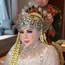 Penampilannya dilengkapi dengan siger atau mahkota pengantin adat Sunda. [@dewitian85]