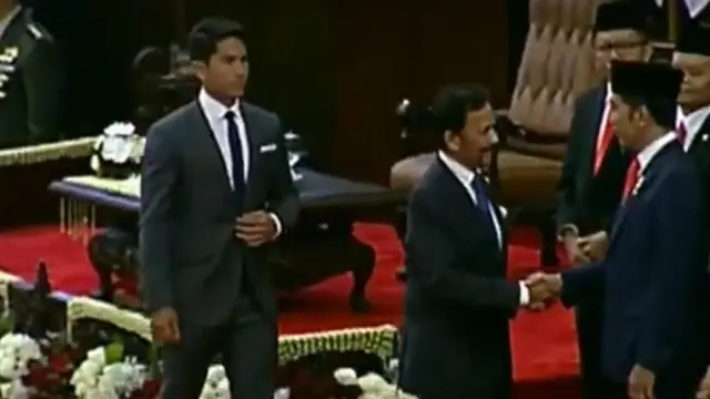Sultan Brunei Darusallam  Hassanal Bolkiah menyalami Presiden Jokowi. (Liputan6.com)