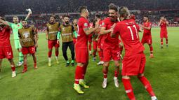 Para pemain Turki merayakan kemenangan atas Prancis pada laga kualifikasi Piala Eropa 2020 di Stadion Buyuksehir Belediyesi, Minggu (9/6). Turki menang 2-0 atas Prancis. (AFP/Adem Altan)