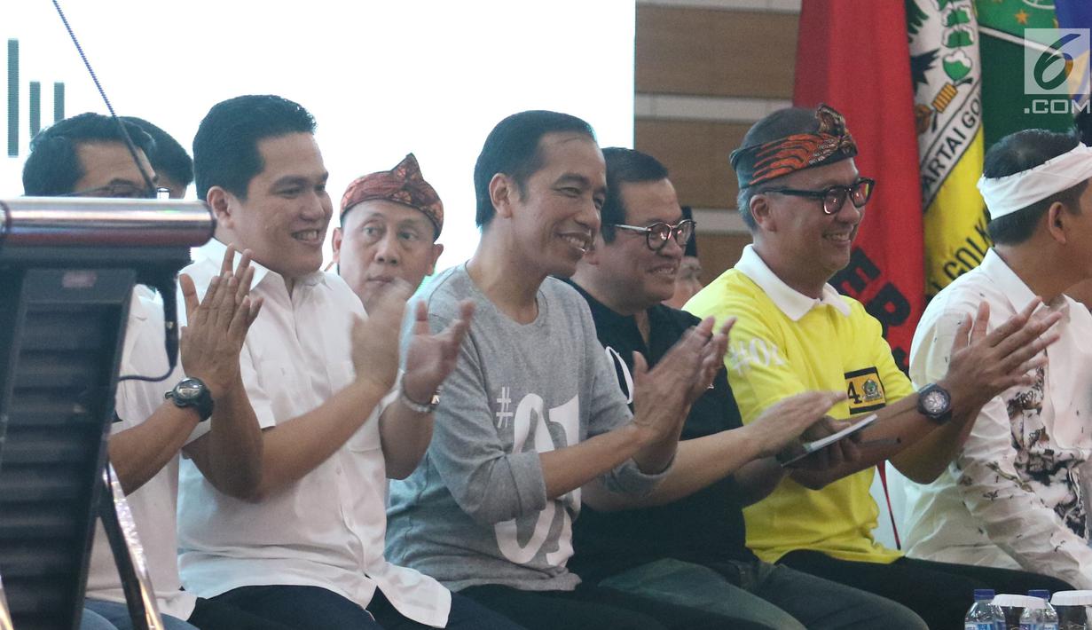 Calon Presiden Nomor Urut 01 Joko Widodo (Jokowi) didampingi Ketua Tim Kampanye Nasional Erick Thohir beserta pimpinan partai koalisi menghadiri silaturahmi dengan calon legislatif partai koalisi di Bandung, Sabtu (10/11). (Liputan6.com/Angga Yuniar)
