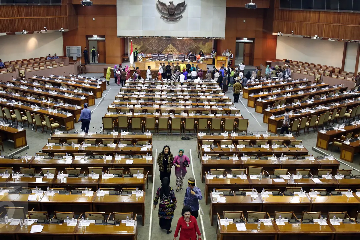 Sahkan Undang-Undang Kebudayaan Anggota DPR Memakai Baju Adat saat Paripurna