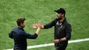 Pelatih Tottenham Hotspur, Mauricio Pochettino berjabat tangan dengan pelatih Liverpool, Jurgen Klopp usai pertandingan final Liga Champions di Stadion Metropolitan Wanda di Madrid pada 1 Juni 2019. Pochettino sebelumnya sempat diincar Barcelona, Manchester United dan Juventus. (AFP/Oscar Del Pozo)