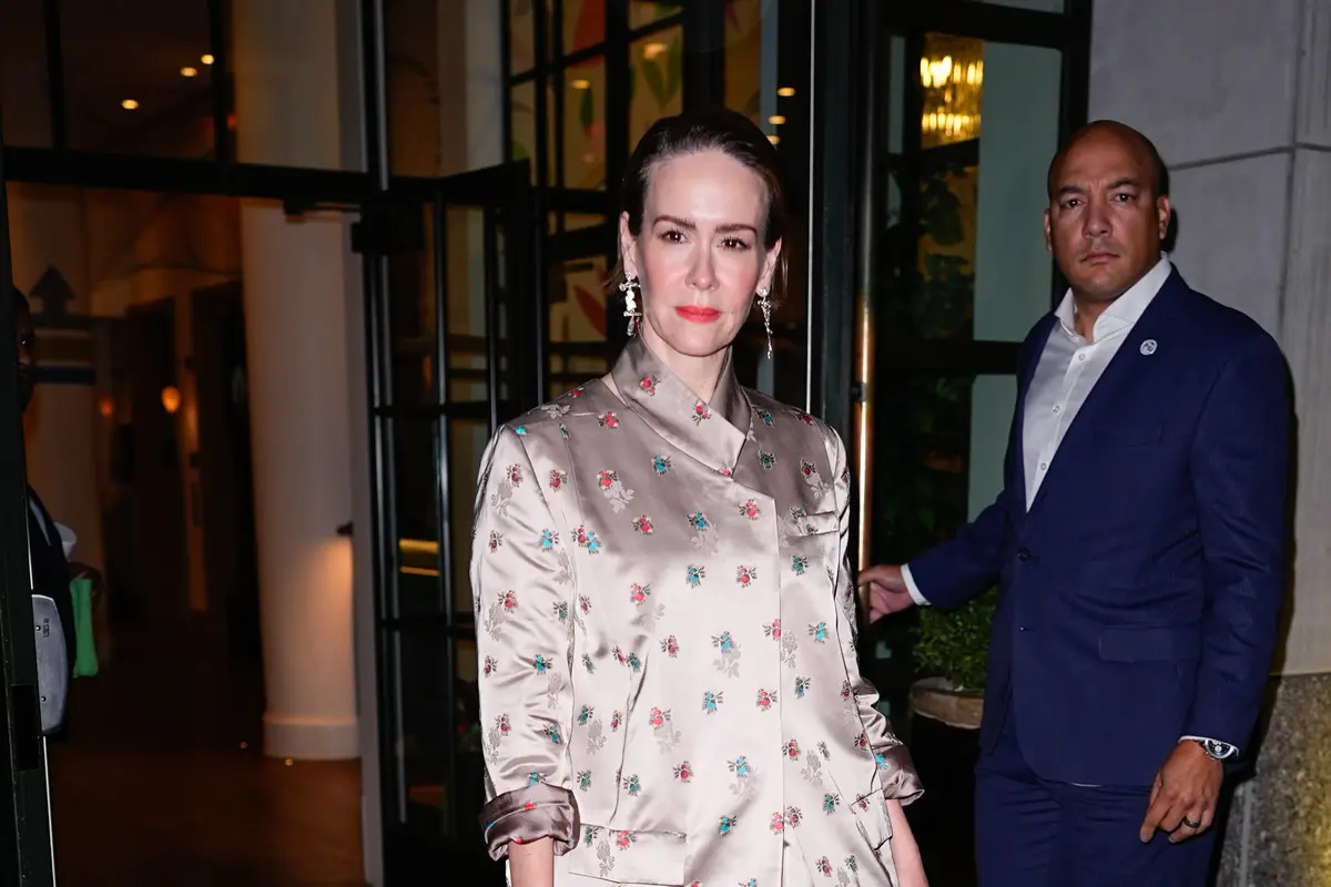 Sentuhan Mewah Sarah Paulson, Pakai Jaket Satin Bertabur Bunga dari Tory Burch SS 2026