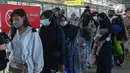 Calon penumpang antre untuk memasuki peron Stasiun Pasar Senen di Jakarta, Jumat (8/7/2022). Dua hari menjelang Idul adha 2022, jumlah penumpang kereta api jarak jauh meningkat dua kali lipat di Stasiun Pasar Senen dengan jumlah 14.470 penumpang dari 24 jadwal keberangkatan KA. (Liputan6.com/Herman Zakharia)