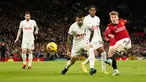 Pemain Manchester United Rasmus Hojlund (kanan) mencetak gol ke gawang Tottenham Hotspur pada pertandingan sepak bola Liga Inggris di Stadion Old Trafford, Manchester, Inggris, Minggu (14/1/2024). Manchester United gagal menaklukkan Tottenham Hotspur dan hanya mampu bermain imbang 2-2. (AP Photo/Dave Thompson)