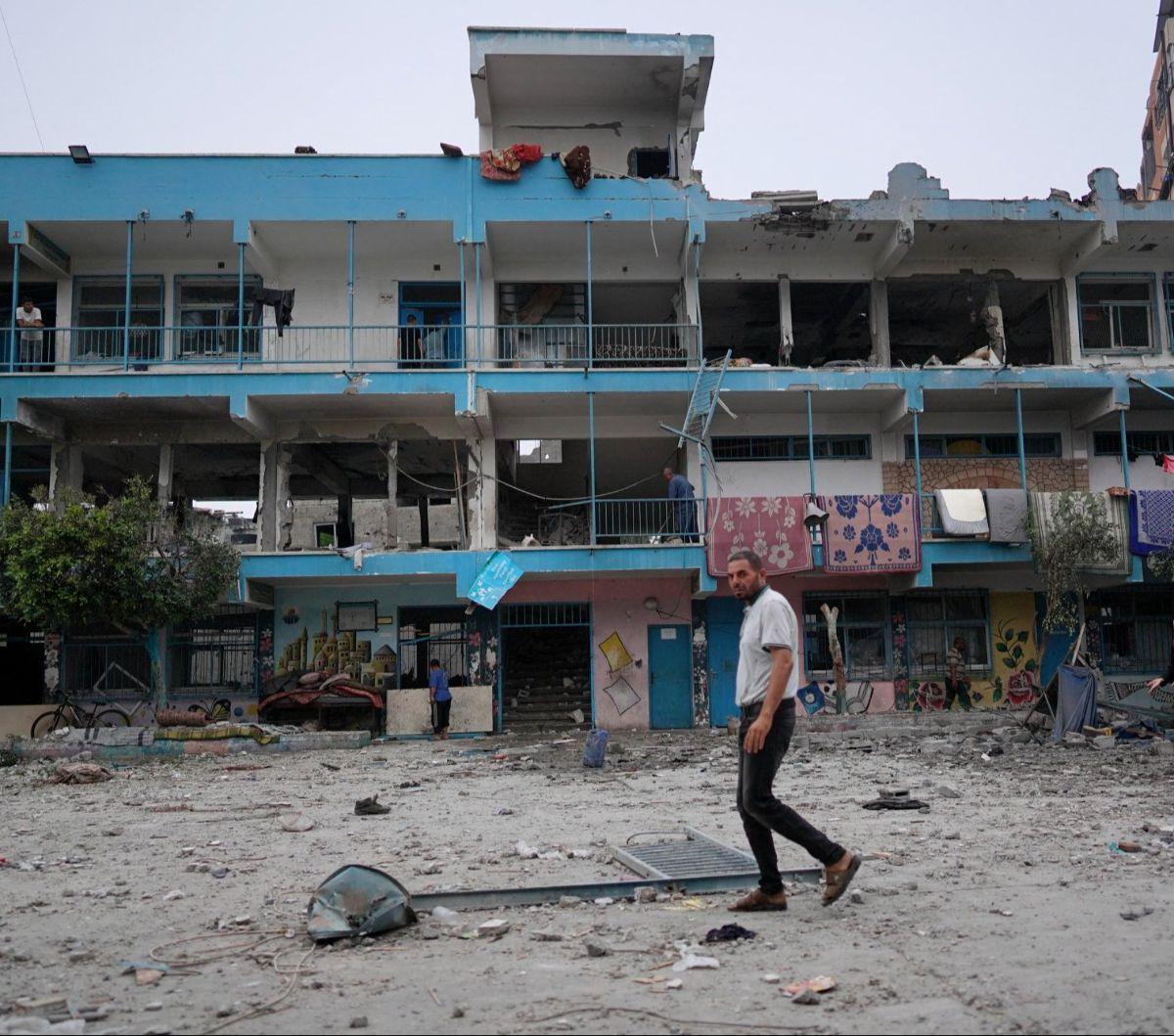 Seorang pria berjalan di kompleks sekolah PBB yang menjadi target serangan brutal Israel di Nuseirat, Jalur Gaza, Palestina, Kamis (6/6/2024). Jet tempur Israel mengebom sekolah PBB itu sehingga menewaskan puluhan pengungsi yang tengah tertidur di lantai 