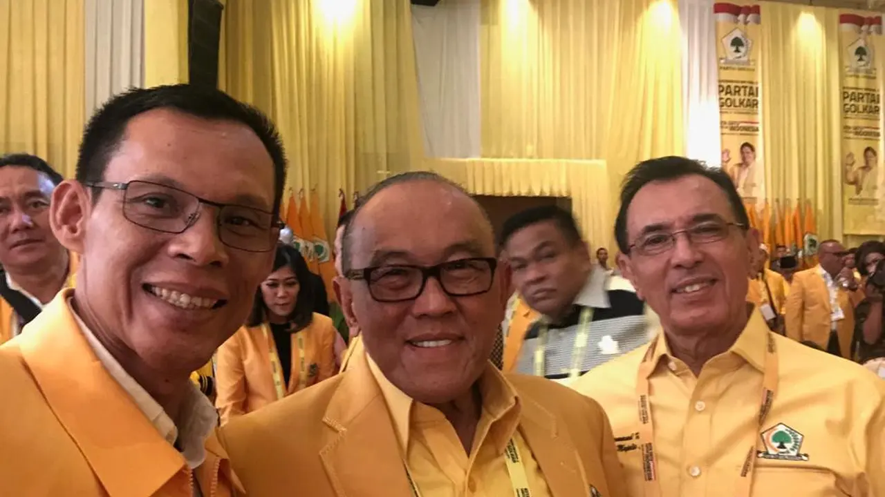 Ade Ruhandi (kiri) bersama Aburizal Bakrie.