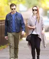 Belum genap seminggu melahirkan anak keduanya, Baby Daisy Josephine, Olivia Wilde sudah terlihat jalan di luar rumah bersama sang suami, Jason Sudeikis, untuk menghirup udara segar. (Instagram/oliviawilde)