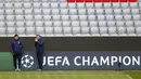Pelatih PSG Mauricio Pochettino (kiri) dan asistennya menunggu dimulainya sesi latihan di di Munich, Jerman (6/4/2021). PSG akan bertanding melawan tuan rumah Bayern Munchen pada leg pertama babak perempat final Liga Champions di Allianz Arena. (AP Photo/Matthias Schrader)