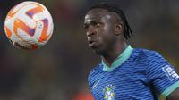 Vinicius Junior dari Brasil mengamati bola&nbsp;dalam&nbsp;pertandingan Kualifikasi Piala Dunia 2026 melawan Ekuador di stadion Banco Pichincha di Guayaquil, Ekuador, Kamis, 5 Juni 2025. (AP Photo/Dolores Ochoa)