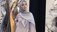 Gaya fashion hijab ala Chacha Frederica terlihat chic dengan sentuhan gamis warna soft dan mengombinasikan hijab satin senada. Gaya aktris 29 tahun ini cocok untuk kamu yang ingin tetap tampil elegan saat traveling.Tambahan makeup natural bisa bikin kamu makin fresh.(Liputan6.com/IG/@chafrederica)