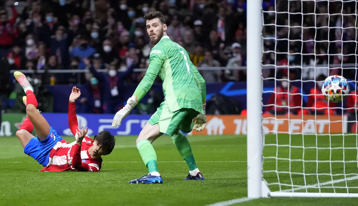 Setan Merah tertinggal lebih dulu lewat gol cepat Joao Felix di menit ketujuh. Ia sukses mengkonversi umpan silang dari Renan Lodi lewat tandukannya. Bola sempat mengenai tiang sebelum masuk ke gawang MU yang dikawal mantan kiper Atletico Madrid, David De Gea. (AP/Manu Fernandez)