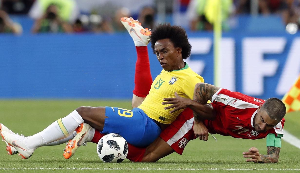 Pemain Brasil, Willian (kiri) berebut bola dengan pemain Serbia, Aleksandar Kolarov pada laga grup E Piala Dunia 2018 di Spartak Stadium, Moskow, Rusia, (27/6/2018). Brasil menang 2-0. (AP/Rebecca Blackwell)