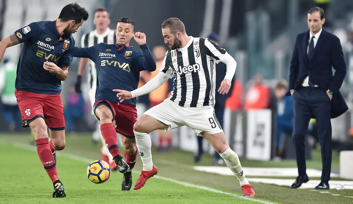 Pemain Juventus, Gonzalo Higuain berebut bola dengan pemain Genoa, Armando Izzo dalam lanjutan pertandingan Serie A di Stadion Allianz, Turin, Senin (22/1). Juventus mengatasi perlawanan Genoa dengan skor 1-0. (Alessandro Di Marco/ANSA via AP)