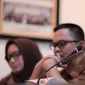 Komisioner KPU Wahyu Setiawan (kanan) memberi keterangan kepada wartawan di KPU, Jakarta, Senin (02/10). Pembukaan pendaftaraan tersebut terhitung mulai hari selasa (3/10) hingga Senin (16/10). (Liputan6.com/Faizal Fanani)