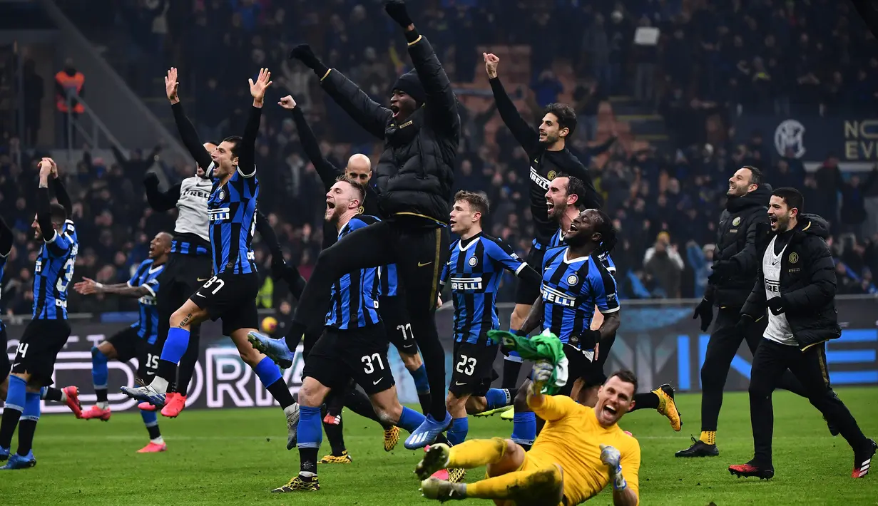 Tim Inter Milan merayakan kemenangan atas AC Milan pada akhir laga pekan ke-23 Serie A di Giuseppe Meazza, Minggu (9/2/2020). Sempat tertinggal, Inter Milan sukses mengemas kemenangan 4-2 dari rival sekota AC Milan. (MARCO BERTORELLO / AFP)