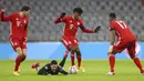 Gelandang Bayern Munchen, Kingsley Coman, berebut bola dengan gelandang RB Salzburg, Zlatko Junuzovic, pada laga lanjutan Grup A Liga Champions di Allianz Arena, Kamis (26/11/2020) dini hari WIB. Bayern Munchen menang 3-1 atas RB Salzburg. (AP Photo/Matthias Schrader)