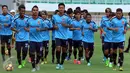 Pemain Timnas Myanmar berlari jelang latihan resmi laga persahabatan melawan Timnas Indonesia U-22 di Stadion Pakansari, Kab Bogor, Senin (20/3). Timnas Indonesia U-22 akan melakoni laga uji coba lawan Myanmar, (21/3). (Liputan6.com/Helmi Fithriansyah)