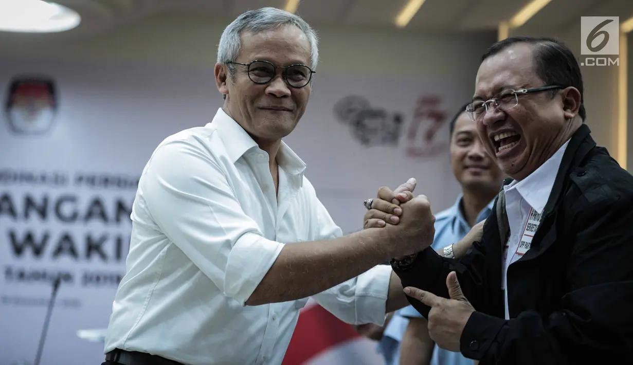 Tim kampanye Jokowi-Ma’ruf Amin, Aria Bima menyapa Priyo Budi Santoso dari Badan Pemenangan Nasional Prabowo-Sandi saat rapat koordinasi persiapan debat pasangan Capres dan Cawapres 2019 di Gedung KPU Jakarta, Rabu (19/12). (Liputan6.com/Faizal Fanani)