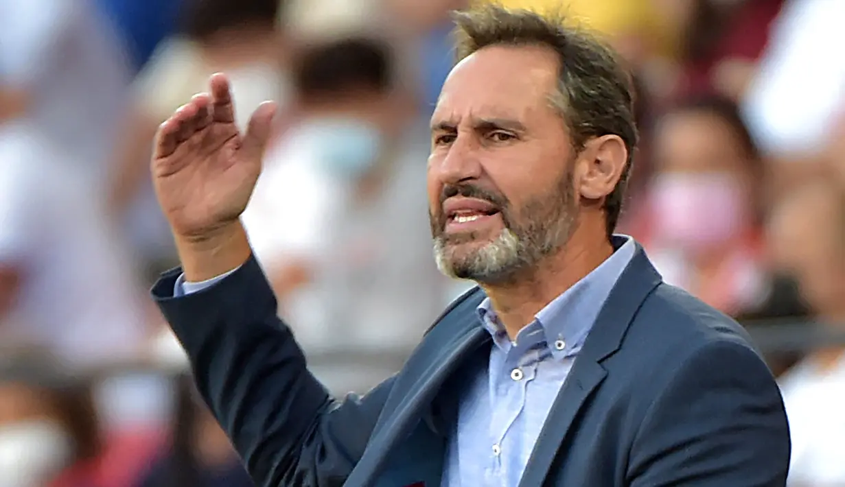 Vicente Moreno tercatat baru melatih Almeria pada awal musim 2023/2024 usai didatangkan dari Al Shabab. Mengawali musim 2023/2024, Almeria baru mengemas tiga poin pada akhir September 2023. Vicente Moreno akhirnya dipecat pada 29 September 2023 dan menjadi pelatih pertama La Liga yang dipecat pada musim 2023/2024. (AFP/Cristina Quicler)