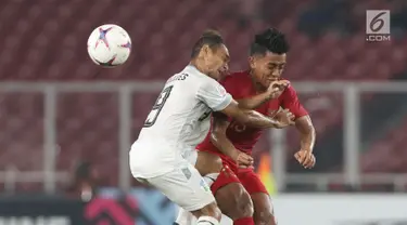 Pemain Timnas Indonesia, Febry Hariyadi (kanan) berebut bola dengan pemain Timor Leste pada laga penyisihan grup B Piala AFF 2018 di Stadion GBK, Jakarta, Selasa (13/11). Babak pertama berakhir imbang 0-0. (Liputan6.com/Helmi Fithriansyah)