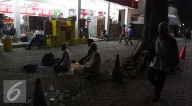 Sejumlah peserta Aksi Damai 4 November melaksanakan Salat Magrib berjamaah di depan mini market di Stasiun Gambir, Jakarta, Jumat (4/11). (Liputan6.com/Faizal Fanani)