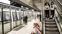 Orang-orang yang memakai masker menunggu di platform metro di Kopenhagen Sabtu (22/8/2020) dini hari. Pemerintah Denmark telah mewajibkan pemakaian masker di semua angkutan umum untuk mencegah penyebaran Covid-19 mulai Sabtu (22/8) ini.  (Olafur Steinar Rye Gestsson/Ritzau Scanpix via AP)