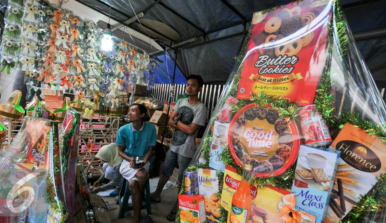 Penertiban pedagang parcel yang direncanakan Pemprov DKI Jakarta batal, Jakarta, Rabu (15/6/2016). Para pedagang meminta keringanan kepada pemerintah untuk tetap berdagang sampai dua pekan menjelang hari raya Idul Fitri. (Liputan6.com/Yoppy Renato)
