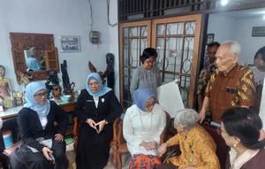 Menteri Pemberdayaan Perempuan dan Perlindungan Anak (PPPA) Arifah Fauzi saat mengunjungi Seorang pejuang perempuan Soekasti Hartono yang sudah berusia 94 tahun di Tangerang. (Dok. Istimewa)