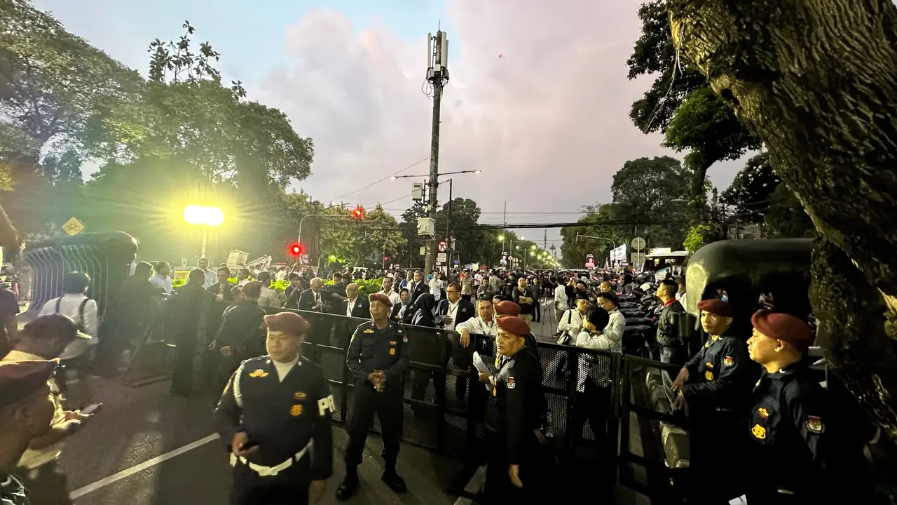 Suasana di Gedung KPU menjelang pengundian nomor urut capres-cawapres 2024.