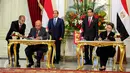 Presiden Joko Widodo bersama Presiden Mesir Abdel Fattah Al Sisi menyaksikan penandatanganan kerjasama di Istana Merdeka, Jakarta, Jumat (4/9/2015). Indonesia dan Mesir sepakat menjalin kerjasama ekonomi. (Liputan6.com/Faizal Fanani)