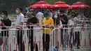 Warga mengenakan masker untuk membantu memutus rantai penyebaran virus corona saat antre menerima vaksin Sinopharm COVID-19 di Central Business District di Beijing, Rabu (2/6/2021). Sinopharm menjadi vaksin pertama dari negara non-Barat yang mendapatkan persetujuan dari WHO. (AP Photo/Andy Wong)