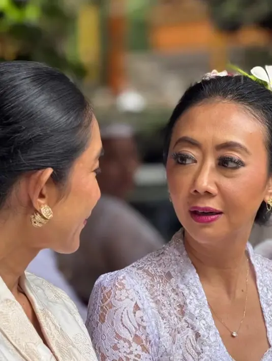 Asri Welas mengaku terpesona dengan budaya Bali yang begitu kaya dan sarat makna. Ia mengungkapkan rasa terima kasihnya kepada Happy Salma yang telah memperkenalkannya pada tradisi sakral yang kini menjadi pengalaman berkesan dalam hidupnya. (Liputan6.com/IG/@asri_welas)