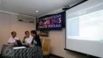 Peneliti ICW, Febri Hendri AA (tengah) menunjukkan grafik 10 Kejati yang menunggak kasus korupsi saat jumpa pers di Jakarta,  Senin (14/9/2015). ICW mengungkap, kinerja penyidikan kasus korupsi semester I 2015 menurun. (Liputan6.com/Helmi Fithriansyah)