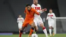 Bek Belanda, Owen Wijndal berebut bola dengan pemain Turki Kenan Karaman pada pertandingan kualifikasi Piala Dunia Grup G di Stadion Ataturk Olympic, Istanbul, Kamis (25/3/2021). Turki menang atas Belanda 4-2. (Murad Sezer/Pool Photo via AP)